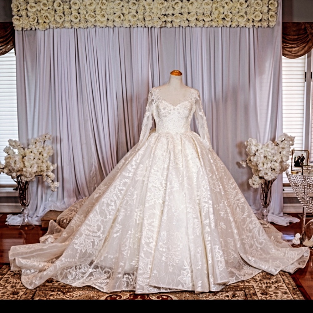 Stunning ball gown wedding dress 😍